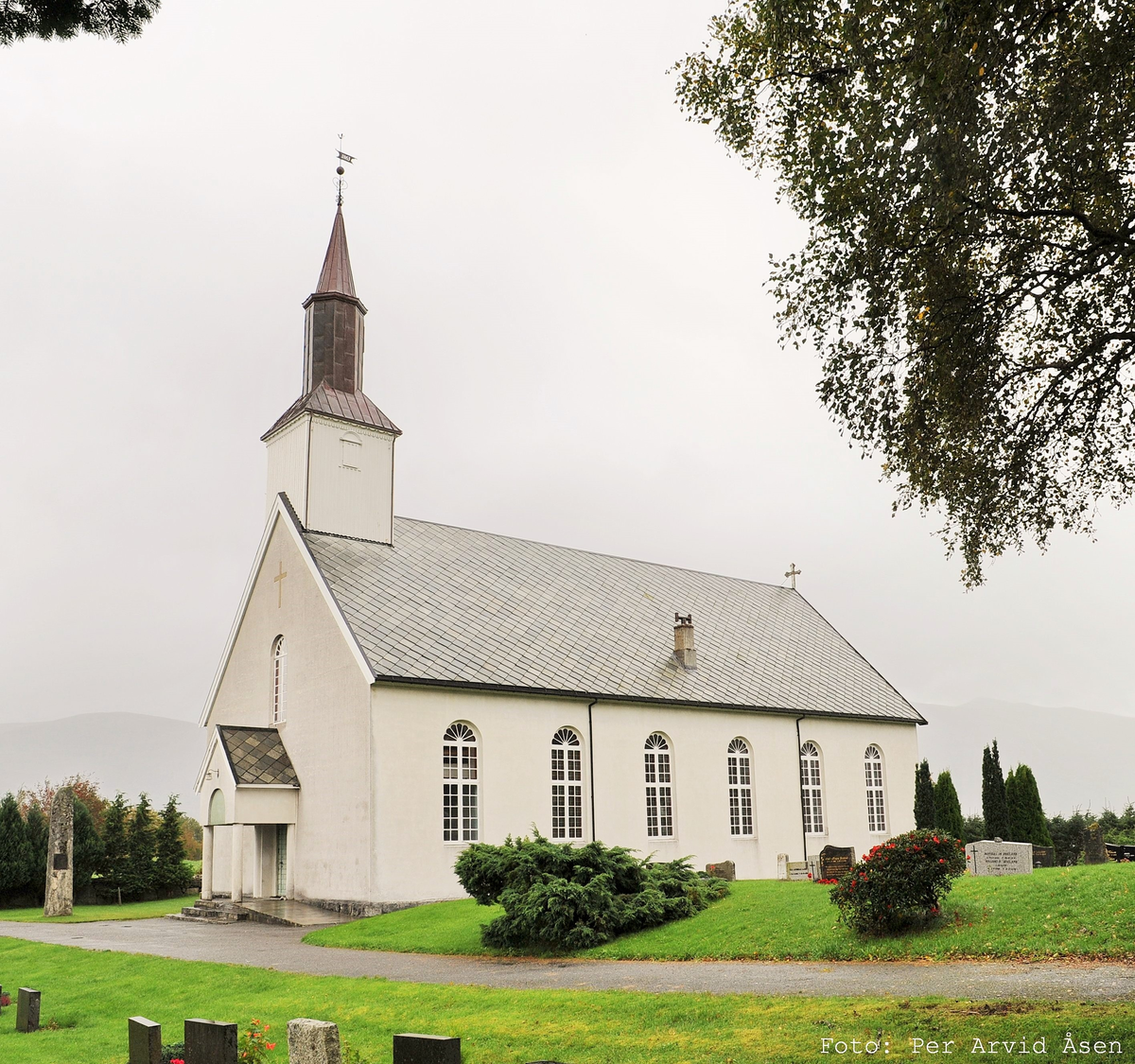 Mur/steinkirke oppført i 1864.