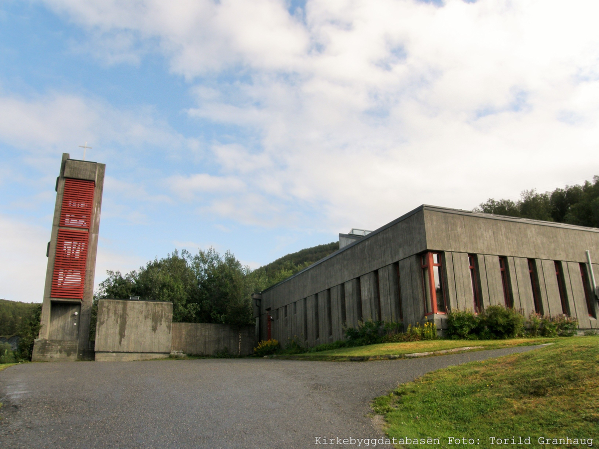 Mur/steinkirke oppført i 1975.