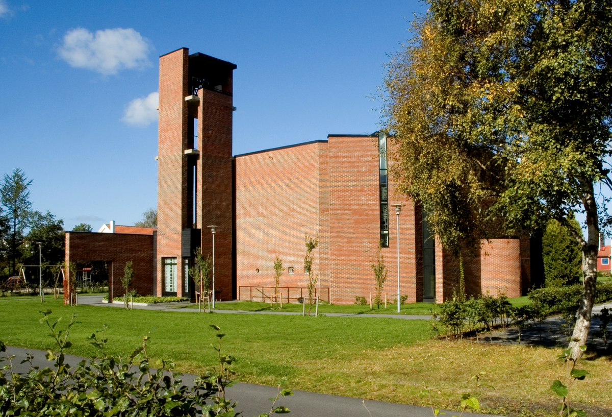 Mur/steinkirke oppført i 1974.