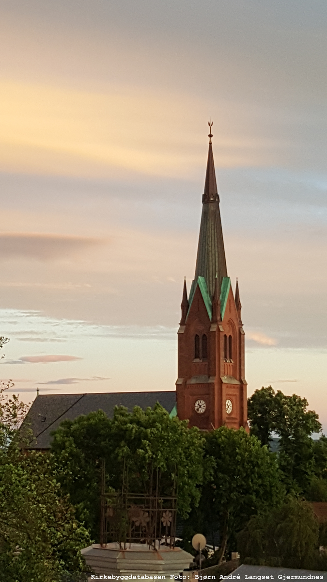 Mur/steinkirke oppført i 1886.
