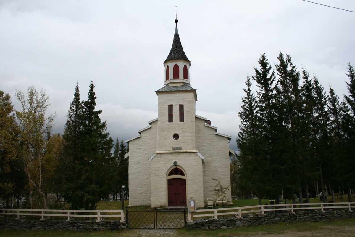 Mur/steinkirke oppført i 1862.