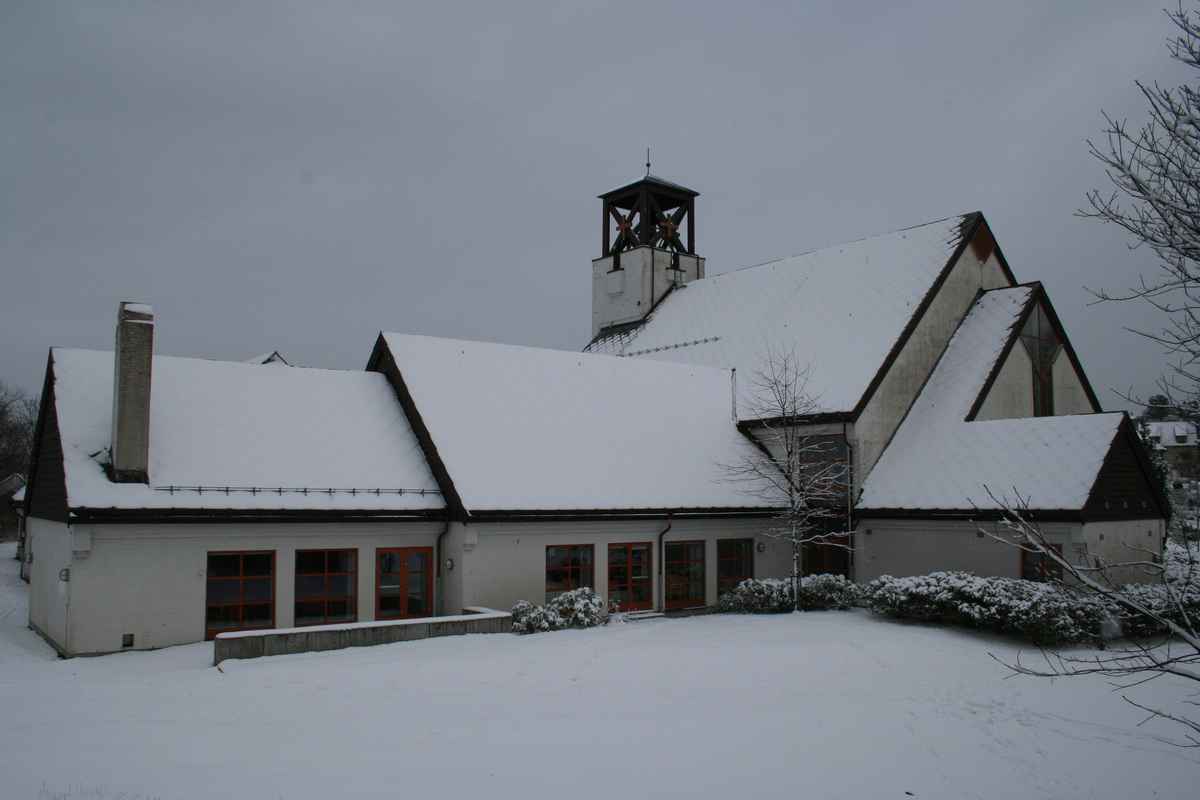 Mur/steinkirke oppført i 1998.