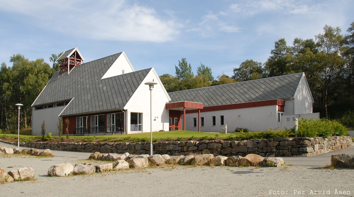 Mur/steinkirke oppført i 2002.