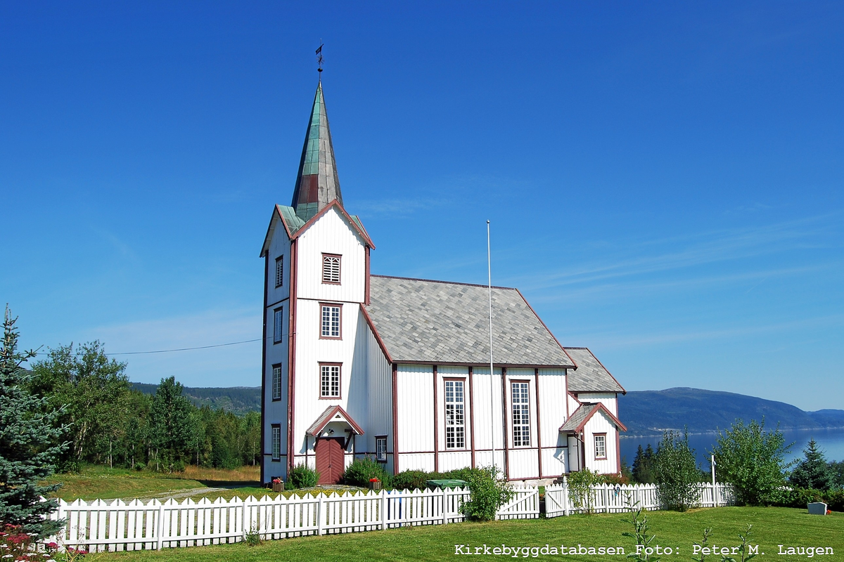 Trekirke oppført i 1905.