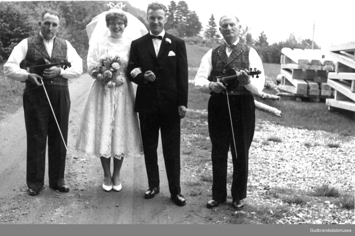 Brudeparet Marit Svestad (f. Reiten) og Olav Svestad (f. 1931). 
Reidar Hagen og Erling Langøygard er spelemenn