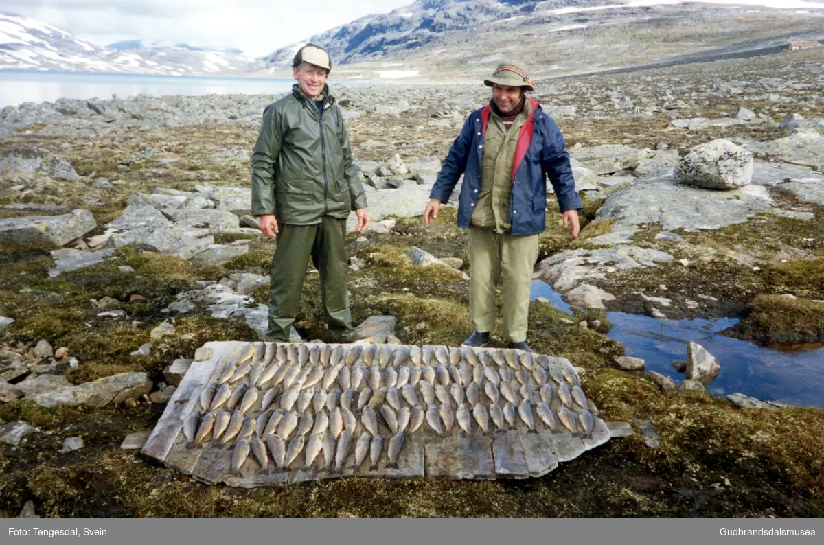 Ola Ånstad (f. 1940) og Ståle Bøje (f. 1940) med gild fiskefangst