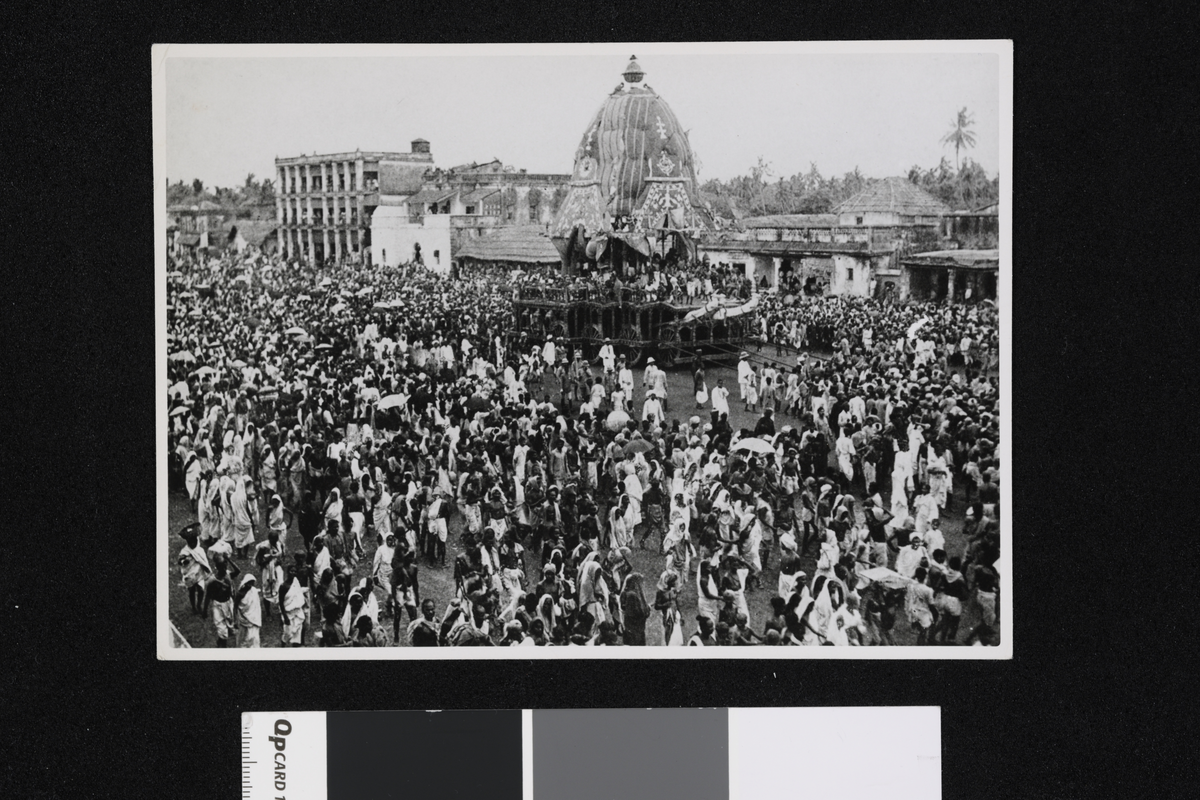 Folkemengde med Jagannathvognen i Puri. Fotografi tatt i forbindelse med Elisabeth Meyers reise til India 1932-33.