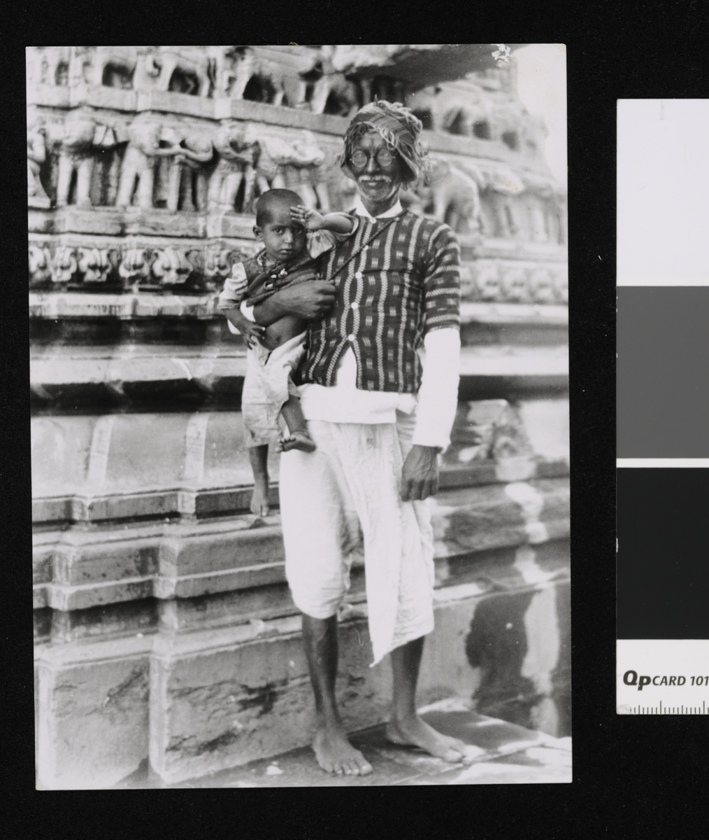Tempelprest med barnebarn, Bhubaneswar(?), India. Fotografi tatt i forbindelse med Elisabeth Meyers reise til India 1932-33.