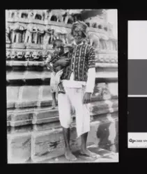 Tempelprest med sønnesønnen sin. Disse prestene er utrolig f