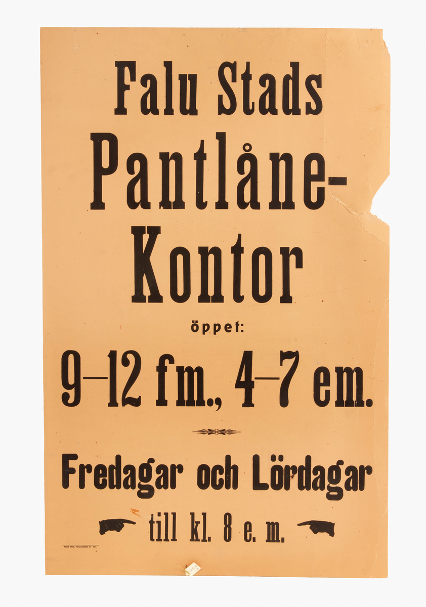 Diverse skyltar och anslag och kunggörelsen från Falu Stads Pantlånekontor, nedlagt.

Anslag: 'Utdrag ur reglementet för Falu Stads Pantlånekontor'. Med div. text på vit papp (tryckt 1910). 

Anslag: 'I anledning av auktionen stängt till Lördag kl. 6 e.m.' Tryckt text på vit papp. 

Anslag: 'Rökning förbjuden' + tryckt översättning på engelska, franska och tyska. dessutom kompletterad med anmaningen på ett flertal andra språk. På gulnad och smutsad papp. 

Anslag: 'Förvaras svalt' osv. (tryckt text: blått). På baksidan julhälsning: 'Fantomen GOD JUL!!' undertecknad med div. namn, i övre vänstra hörnet summariskt tecknad tomte. Utfört med kulspetspenna.

Anslag: 'Falu Stads Pantlåne-kontor öppet 9-12 fm., 4-7 em.' osv. Tryckt text på vit papp. Tryckt 1910. 


Anslag "Utdrag ur reglementet.."
Höjd: 250 mm. 
Bredd: 325 mm.

Anslag "I anledning av..."
Höjd: 200 mm. 
Bredd: 370 mm.

Anslag "Rökning förbjuden"
Höjd: 210 mm. 
Bredd: 300 mm.

Anslag "Falu Stads Pantlåne-kontor"
Höjd: 800 mm.
Bredd: 500 mm.