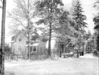 Vinkelbyggt tvåvånings bostadshus med brutet tak, skifferklätt, stor förstubro.
Barnmorskan fru Olsson.
Adolfsberg