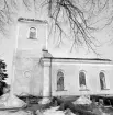 Västra Husby kyrka kort efter den förödande branden i mars 1977. Redan efter några dagar var man i full färd att dokumentera skadorna för att undersöka möjlighet att återuppbygga kyrkan. All fast inredning hade blivit lågornas rov men lyckligtvis var en stor del av kyrkans lösa inventarier sedan tidigare borttagna inför en planerad kyrkorestaurering.
