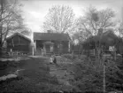 Torpet Tolemålen under Bjärka Säby. Foto från maj månad 1923. Vid tiden brukades torpet av makarna Sigfrid Nilsson och Maria Vilhelmina Markman. Torpet hade tidigare drivits av Maria Vilhelminas föräldrar och efter dem av hennes bror Salomon som avlidit 1919. Barnen på bilden är rimligtvis parets båda barn, Elsa och Erik, födda 1918 respektive 1920.