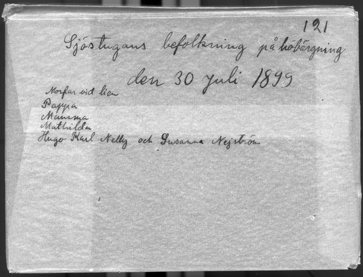"SjoÌˆstugans befolkning pÃ¥ hoÌˆbaÌˆrgning 13 juli 1899. Morfar vid lien, pappa, mamma, Mathilda, Hugo, Karl, Nelly och Susanna NejstrÃ¶m."
Bilden togs troligen av Axel Pehrson som bodde i SjÃ¶stugan, SÃ¤tra, pÃ¥ somrarna. SjÃ¶stugan lÃ¥g vid den gamla bryggan.