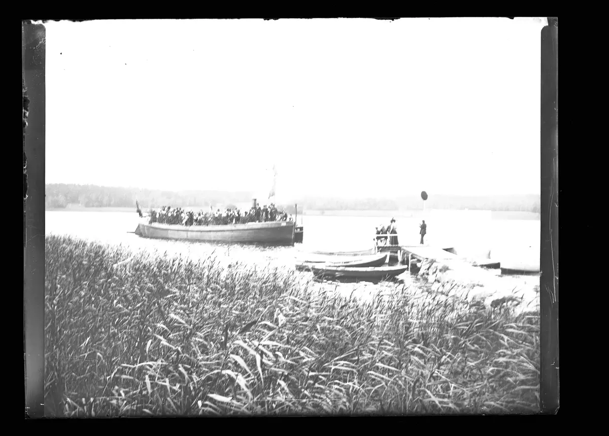 "Sjukkassan Helgeandsholmen kommer till SaÌˆtra 15 juli 1900."
Fotot togs troligen av Axel Pehrson som hade sommarstÃ¤lle i SjÃ¶stugan som lÃ¥g vid bryggan i SÃ¤tra.