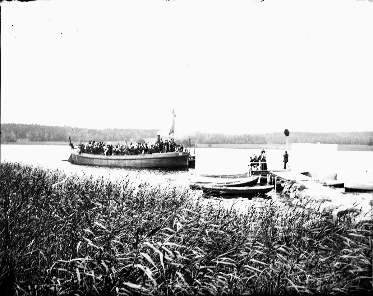 "Sjukkassan Helgeandsholmen kommer till SaÌˆtra 15 juli 1900."
Fotot togs troligen av Axel Pehrson som hade sommarstÃ¤lle i SjÃ¶stugan som lÃ¥g vid bryggan i SÃ¤tra.