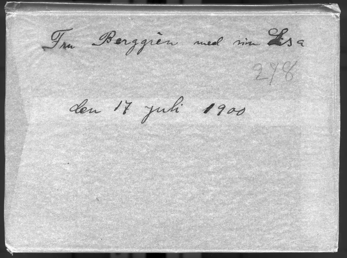 "Fru Berggren med sin Lisa den 17 juli 1900."
Fotografiet är troligen taget av Axel Pehrson som bodde i Sjöstugan vid Sätra på somrarna.