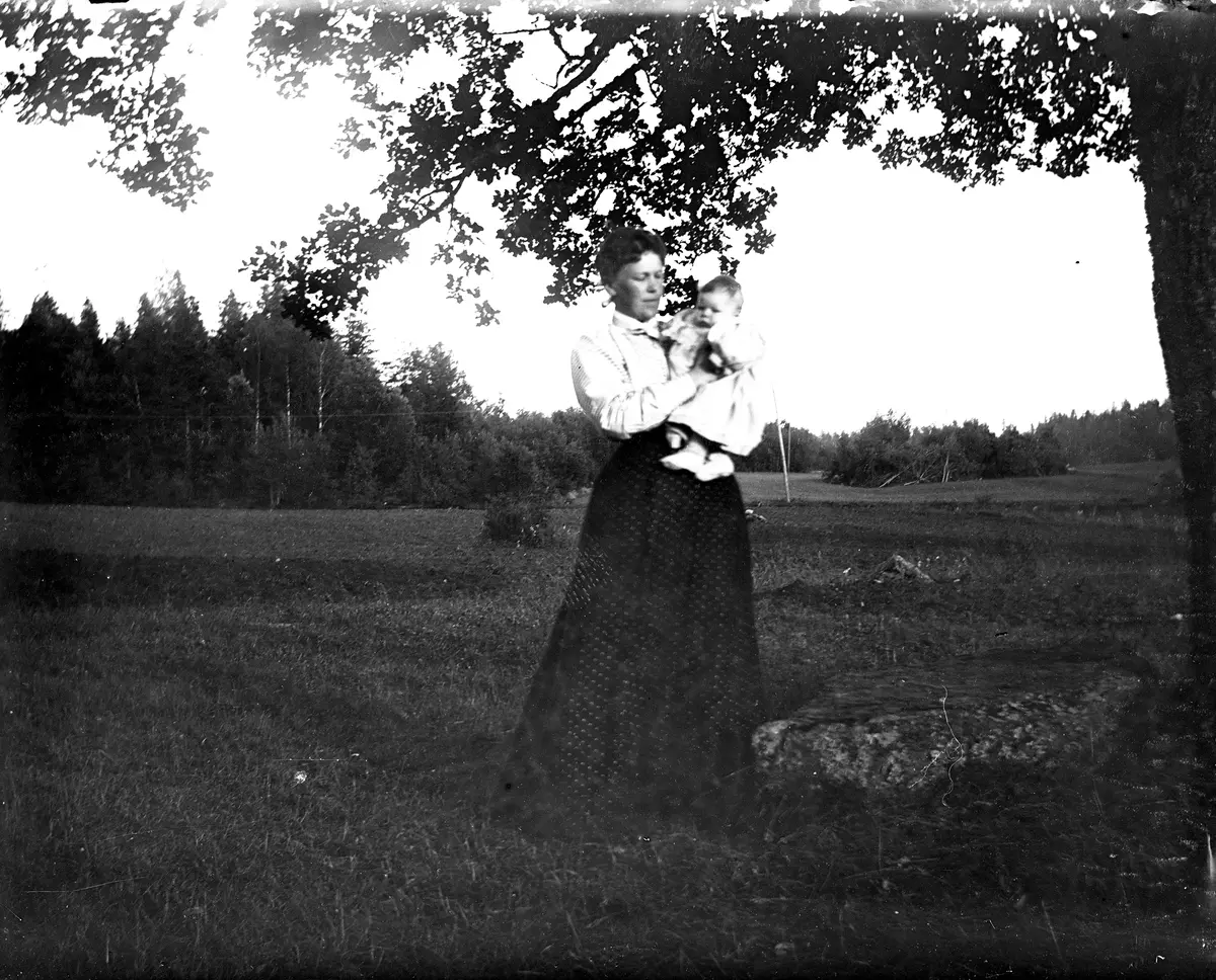 "Fru Berggren med sin Lisa den 17 juli 1900."
Fotografiet är troligen taget av Axel Pehrson som bodde i Sjöstugan vid Sätra på somrarna.