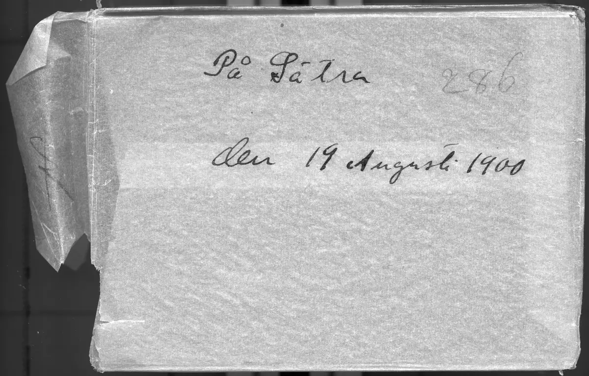 "På Sätra den 19 augusti1900."
Fotografiet togs troligen av Axel Pehrson som hade sommarställe i Sjöstugan, Sättra.