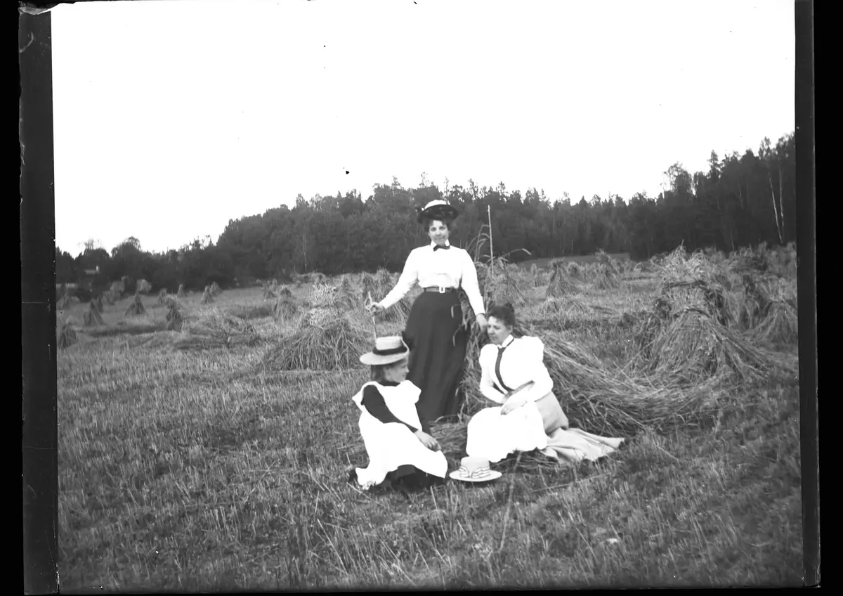 "På Sätra den 19 augusti1900."
Fotografiet togs troligen av Axel Pehrson som hade sommarställe i Sjöstugan, Sättra.