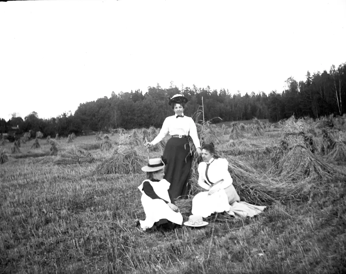 "På Sätra den 19 augusti1900."
Fotografiet togs troligen av Axel Pehrson som hade sommarställe i Sjöstugan, Sättra.
