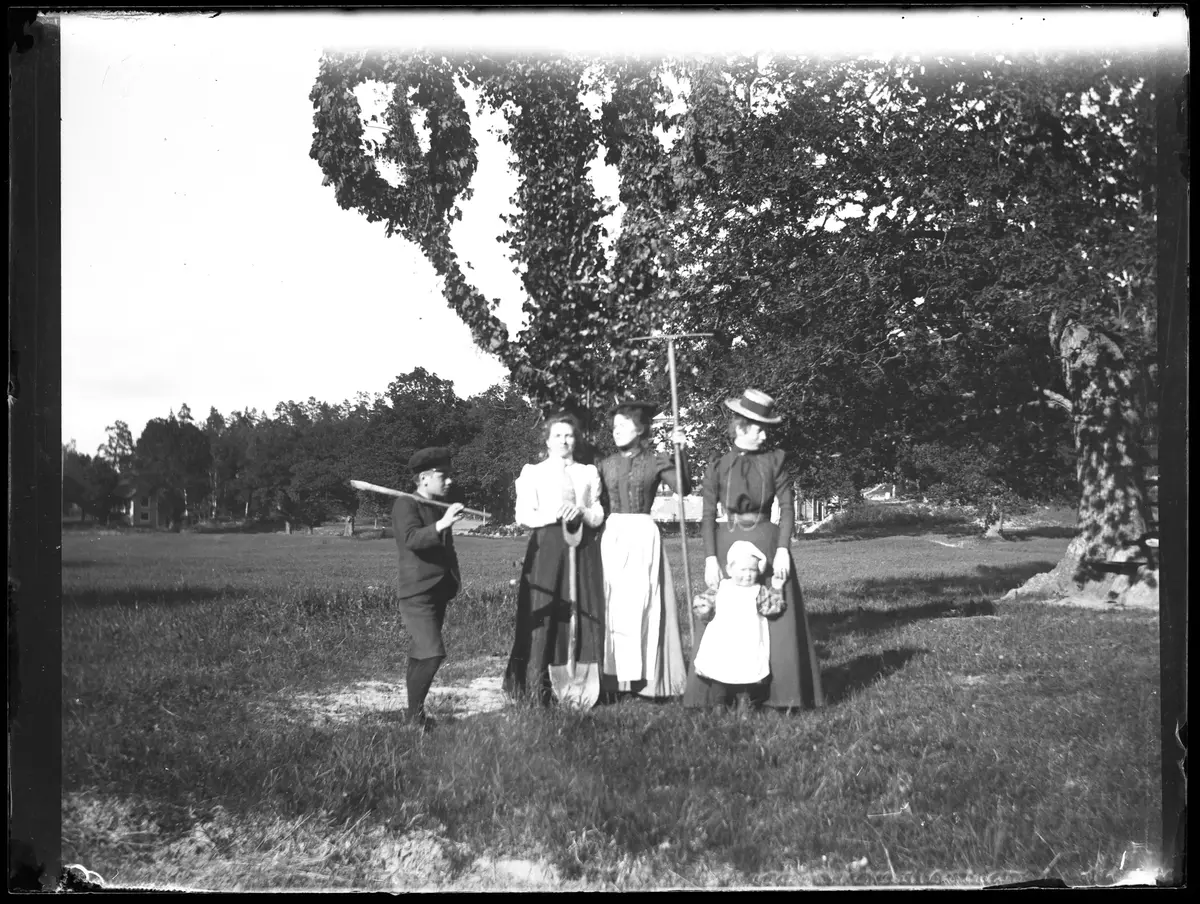 "Midsommarstången på Sätra, midsommarafton 1899.
Hugo Pehrson, fru Lindström, hennes syster fröken Nilsson, Harald Friberg, fru Friberg."
Fotografiet är troligen taget av Axel Pehrson som hade sommarställe i Sjöstugan, Sätra.