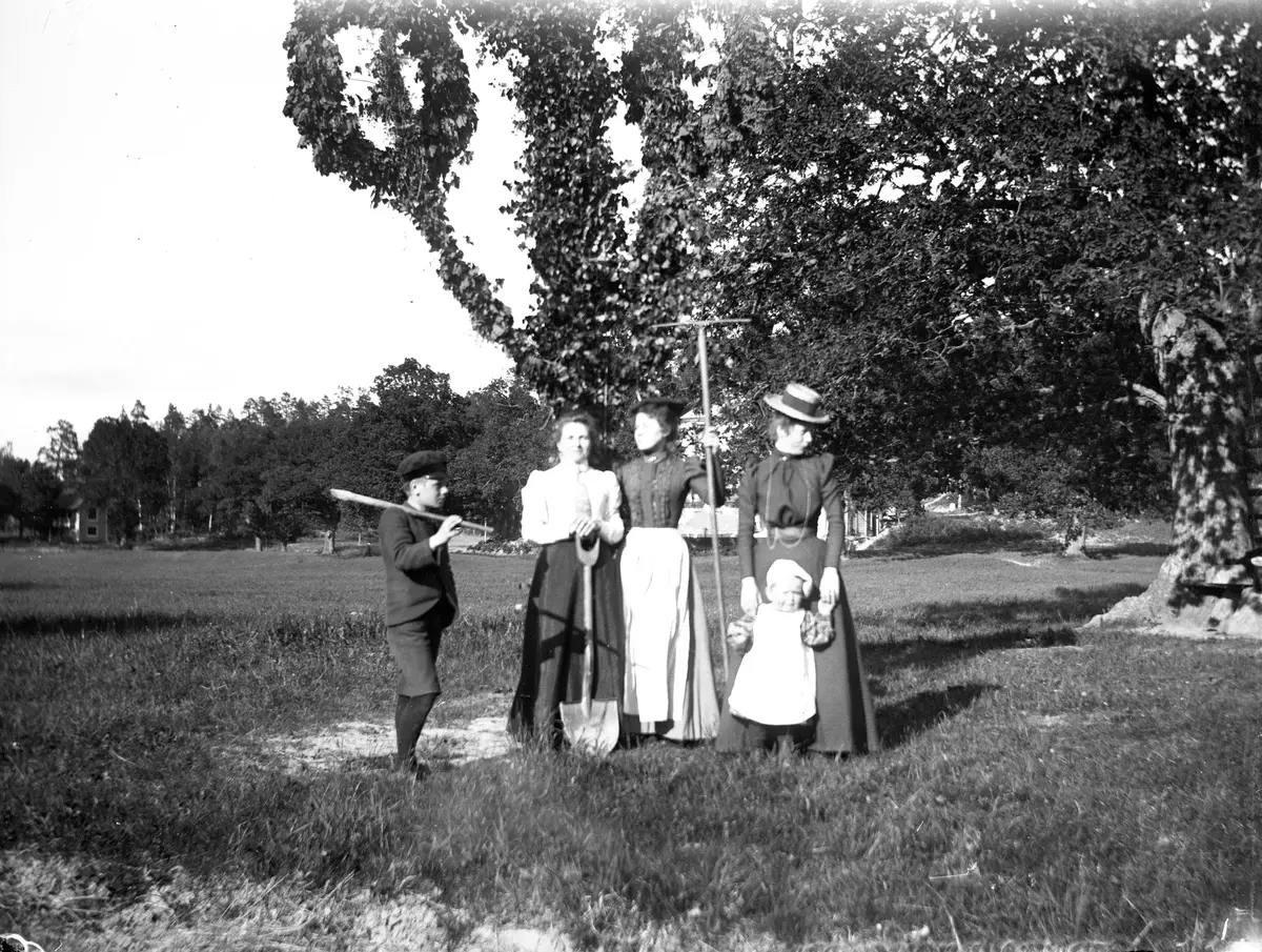 "Midsommarstången på Sätra, midsommarafton 1899.
Hugo Pehrson, fru Lindström, hennes syster fröken Nilsson, Harald Friberg, fru Friberg."
Fotografiet är troligen taget av Axel Pehrson som hade sommarställe i Sjöstugan, Sätra.