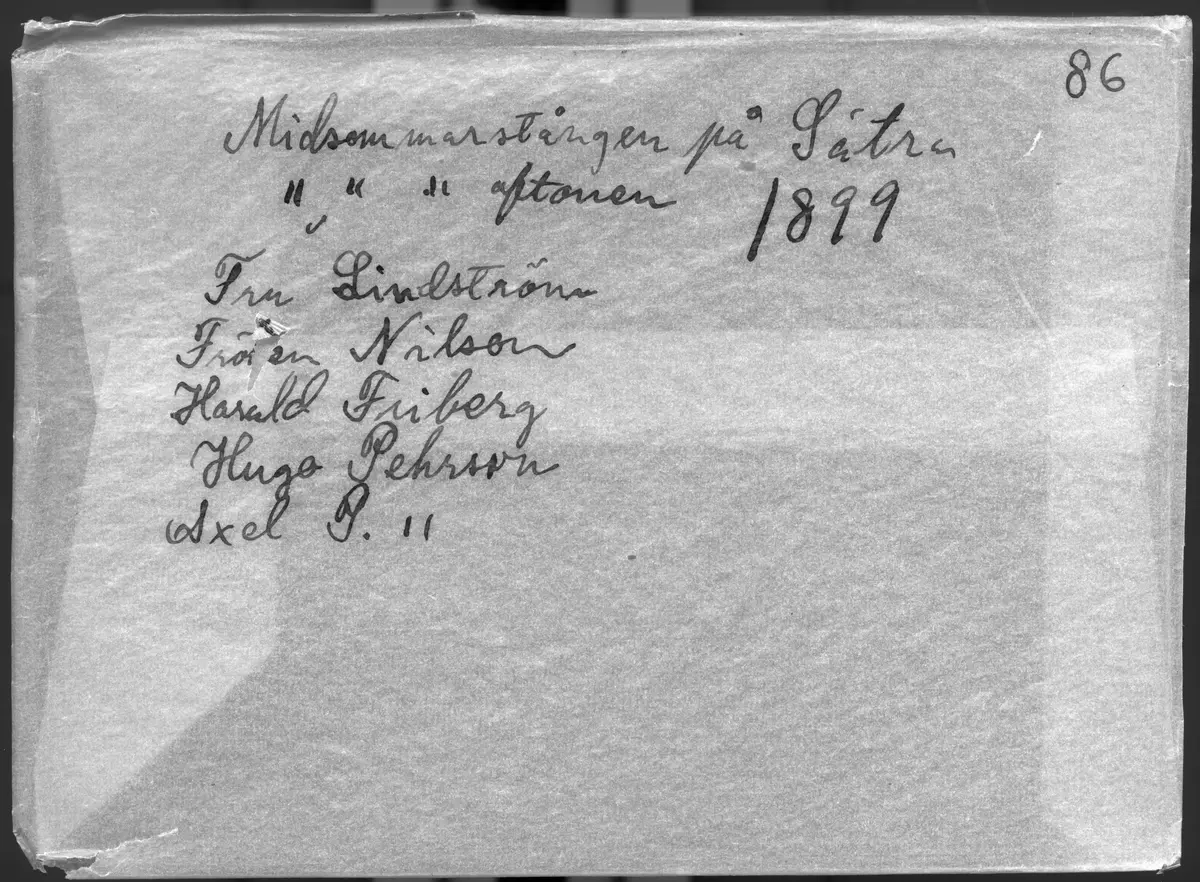 "Midsommarstången på Sätra.
Midsommaraftonen 1899.
Fru Lindström, fröken Nilsson, Harald Friberg, Hugo Pehrson, Axel J Pehrson."
Fotografiet togs troligtvis av Axel Pehrson som hade sommarställe i Sjöstugan, Sätra.