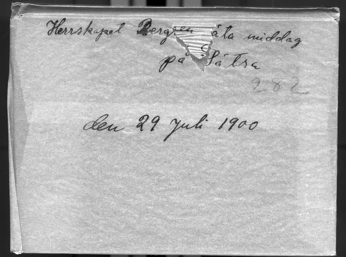 "Herrskapet Bergren äta middag på Sätra den 29 juli 1900."
Fotografiet togs av Axel Pehrson som hade sommarställe i Sjöstugan på Sätra.