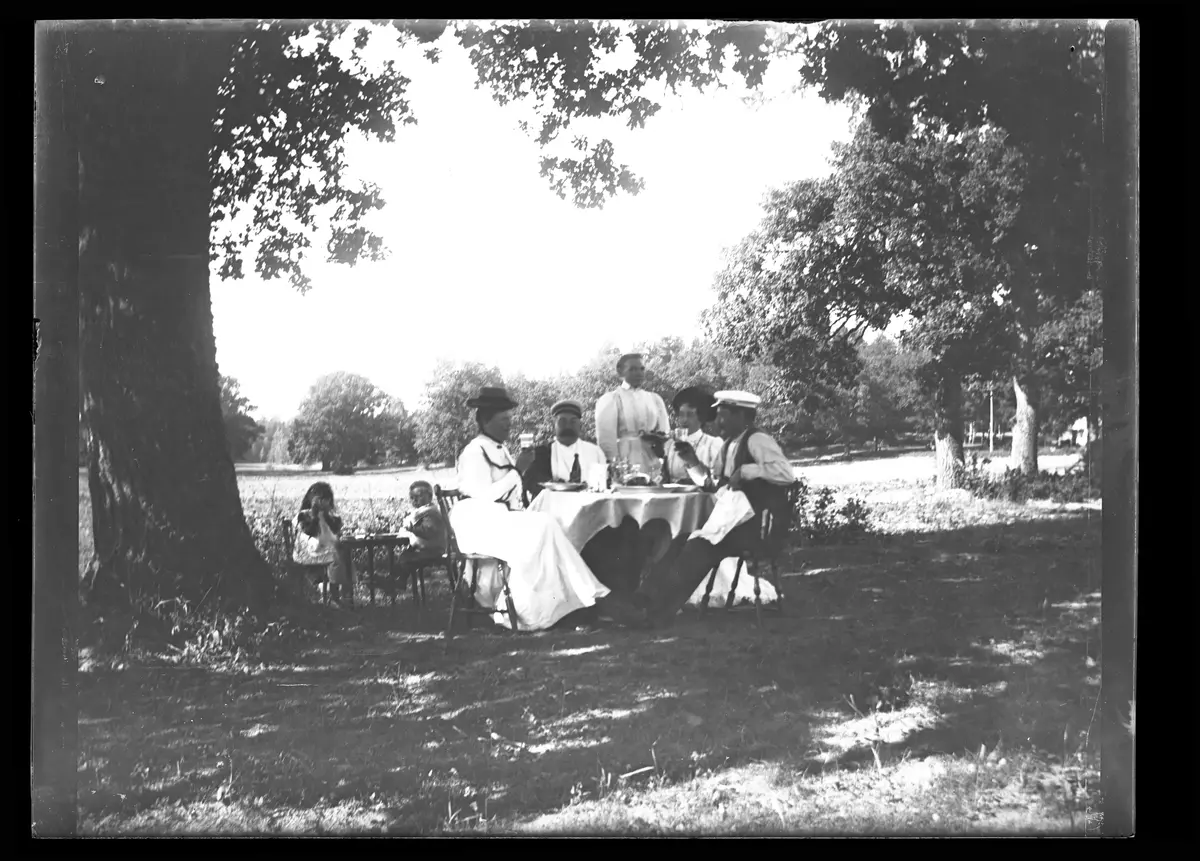 "Herrskapet Bergren äta middag på Sätra den 29 juli 1900."
Fotografiet togs av Axel Pehrson som hade sommarställe i Sjöstugan på Sätra.