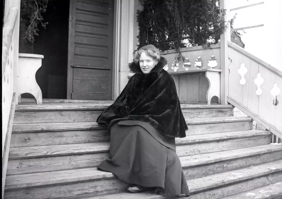 Texten på kuvertet lyder: "Ansa på Ensta. Februari 1904."
Ensta krog i Täby?
Från en samling fotografier kanske tagna av/hör till samma serie glasplåtar som de som troligen är tagna av Axel Pehrson, sommargäst vid "Sjöstugan", Sätra äng i Danderyd.