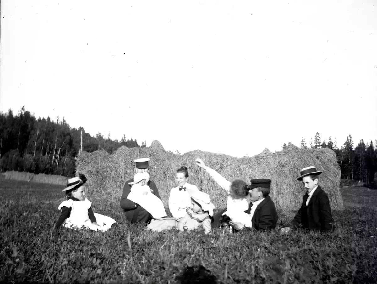 "Sätrabor den 22 juli 1900". Bilden är troligtvis tagen av Axel Pehrson som var sommargäst i Sjöstugan, Sätra äng, Danderyd någon gång runt 1900.