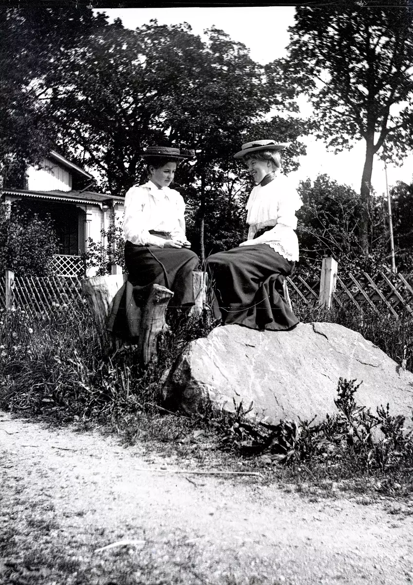 Det står "Mörby" på kuvertet, men bilden är troligen tagen vid Sjöstugan i Sätra äng av Axel Pehrson som var sommargäst där. ::