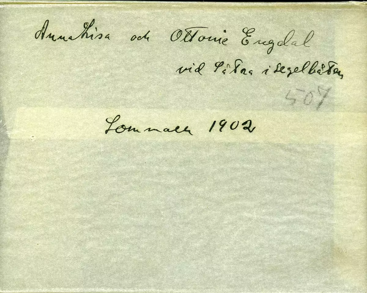 "AnnaLisa och Ottonie Engdal vid Sätra i segelbåten. Sommaren 1902."
Foto taget av Axel Pehrson, sommargäst i Sjöstugan, Sätra äng, Danderyd.