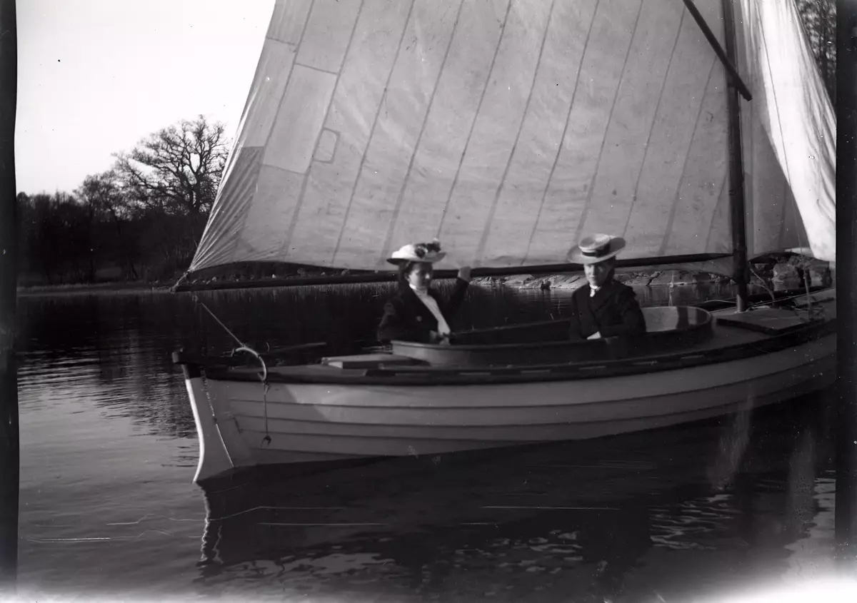 "AnnaLisa och Ottonie Engdal vid Sätra i segelbåten. Sommaren 1902."
Foto taget av Axel Pehrson, sommargäst i Sjöstugan, Sätra äng, Danderyd.