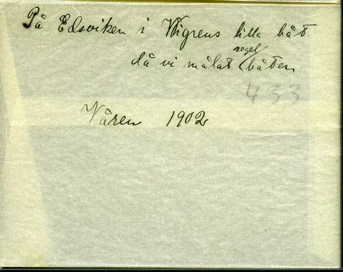 "På Edsviken i Wigreus lilla båt då vi målat segelbåten. Våren 1902."
Fotot troligen taget av Axel Pehrson som hade sommarställe vid Sjöstugan, Sätra äng, Danderyd.