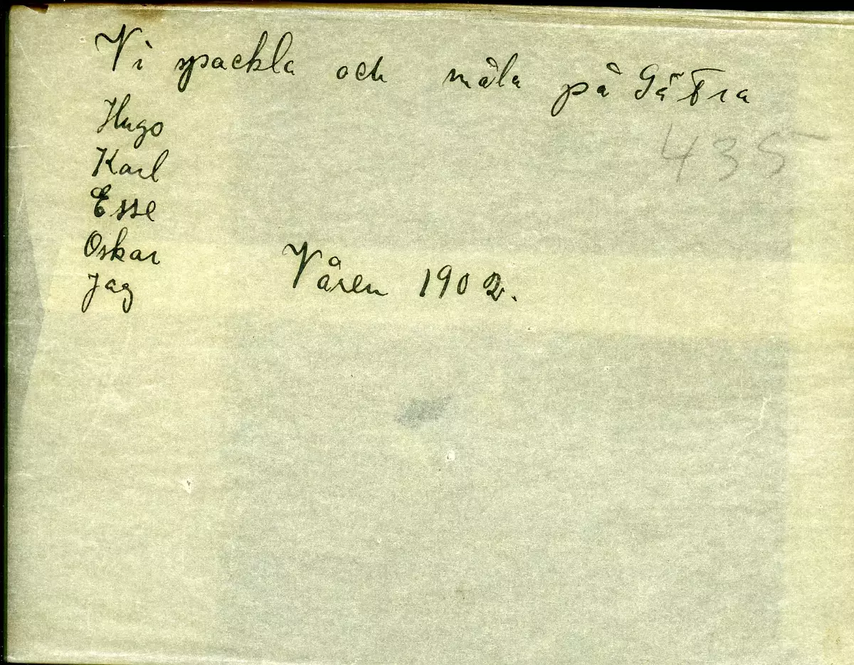 "Vi spackla och måla på Sätra. 
Hugo
Karl
Esse
Oskar
jag.
Våren 1902."
Fotot troligen taget av Axel Pehrson som var sommargäst i Sjöstugan, Sätra äng, Danderyd. ::