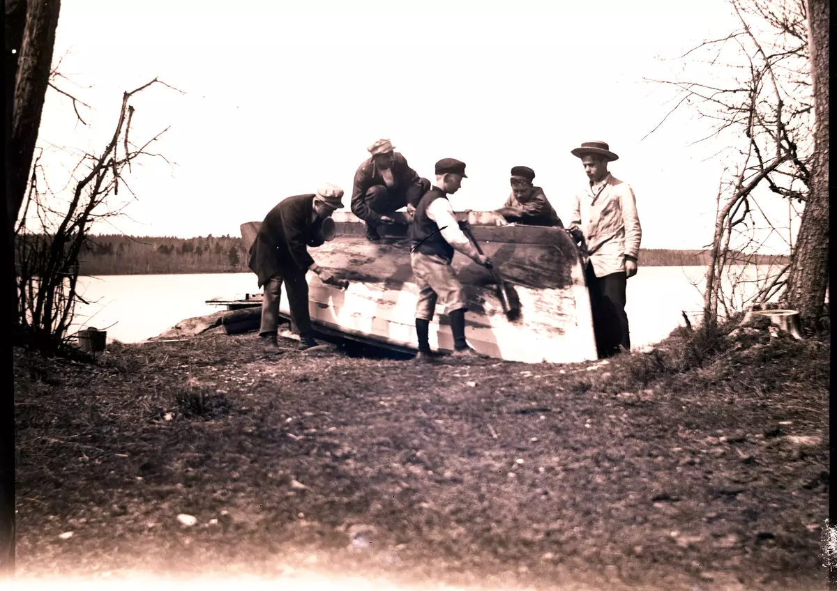 "Vi spackla och måla på Sätra. 
Hugo
Karl
Esse
Oskar
jag.
Våren 1902."
Fotot troligen taget av Axel Pehrson som var sommargäst i Sjöstugan, Sätra äng, Danderyd. ::