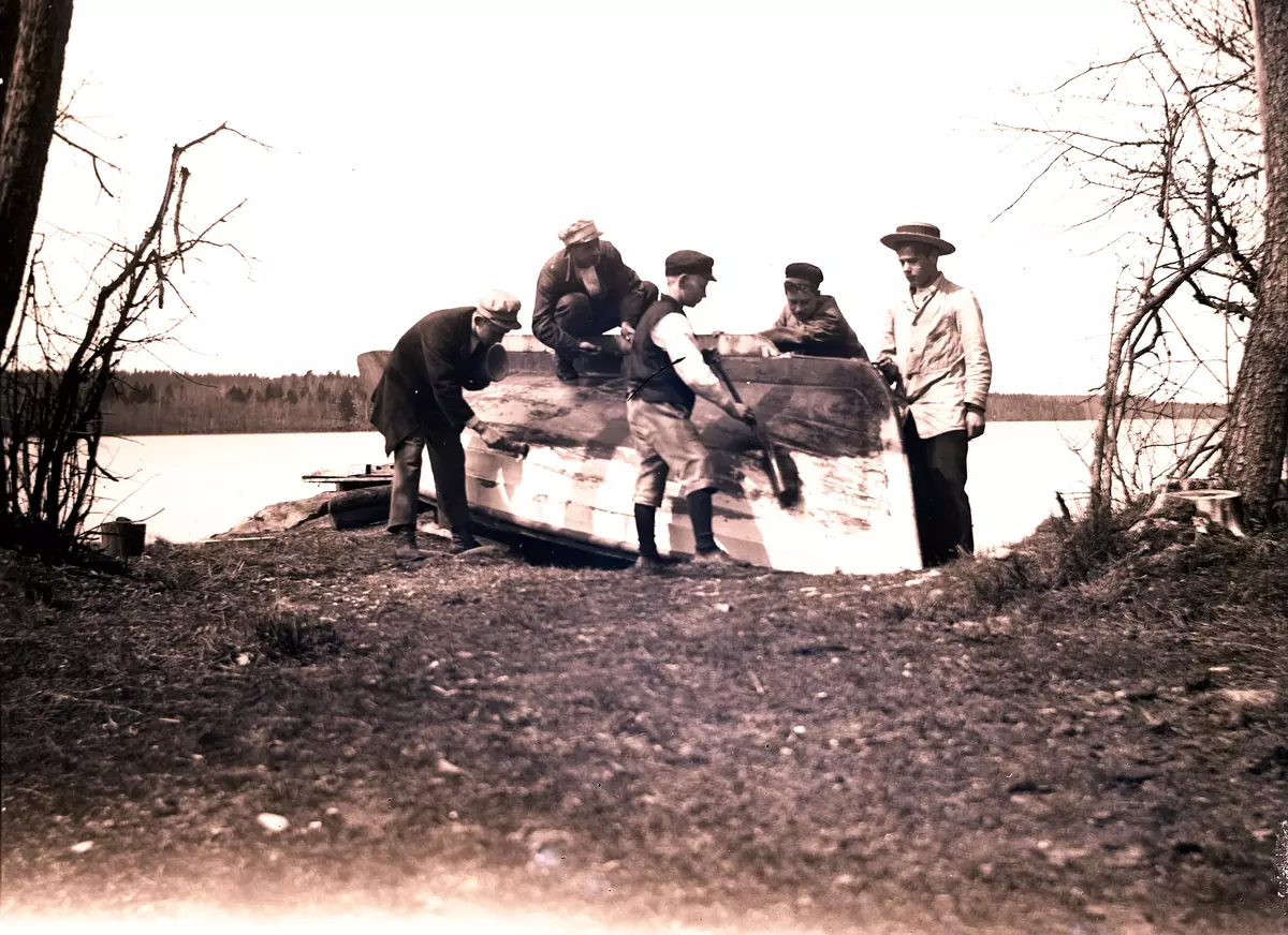 "Vi spackla och måla på Sätra. 
Hugo
Karl
Esse
Oskar
jag.
Våren 1902."
Fotot troligen taget av Axel Pehrson som var sommargäst i Sjöstugan, Sätra äng, Danderyd. ::