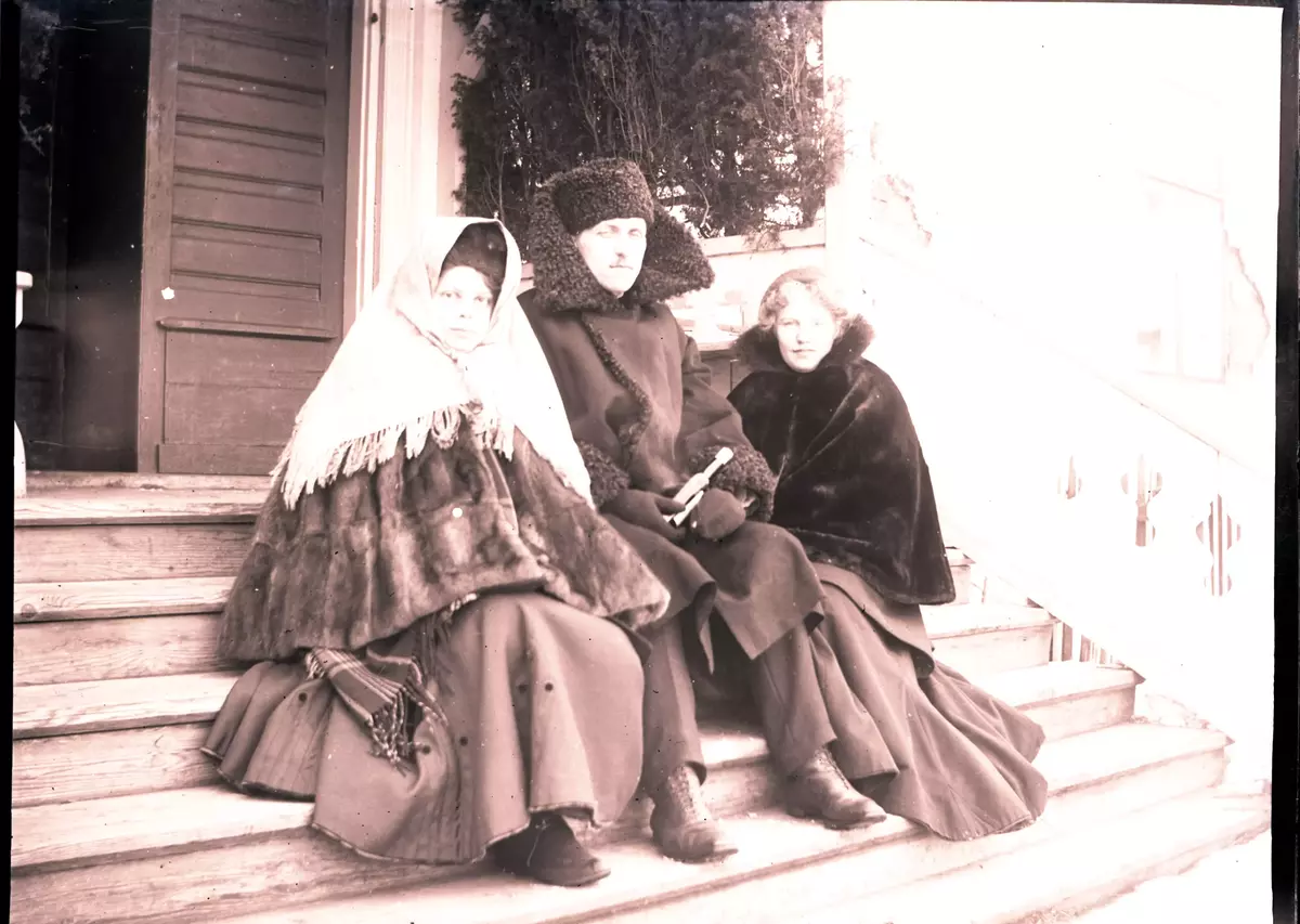 "På Ensta gästgifveri. Februari 1904."
Fotot troligen taget av Axel Pehrson som var sommargäst på Sjöstugan som låg vid Sätra äng, Danderyd.
Är detta samma byggnad som Ensta krog?