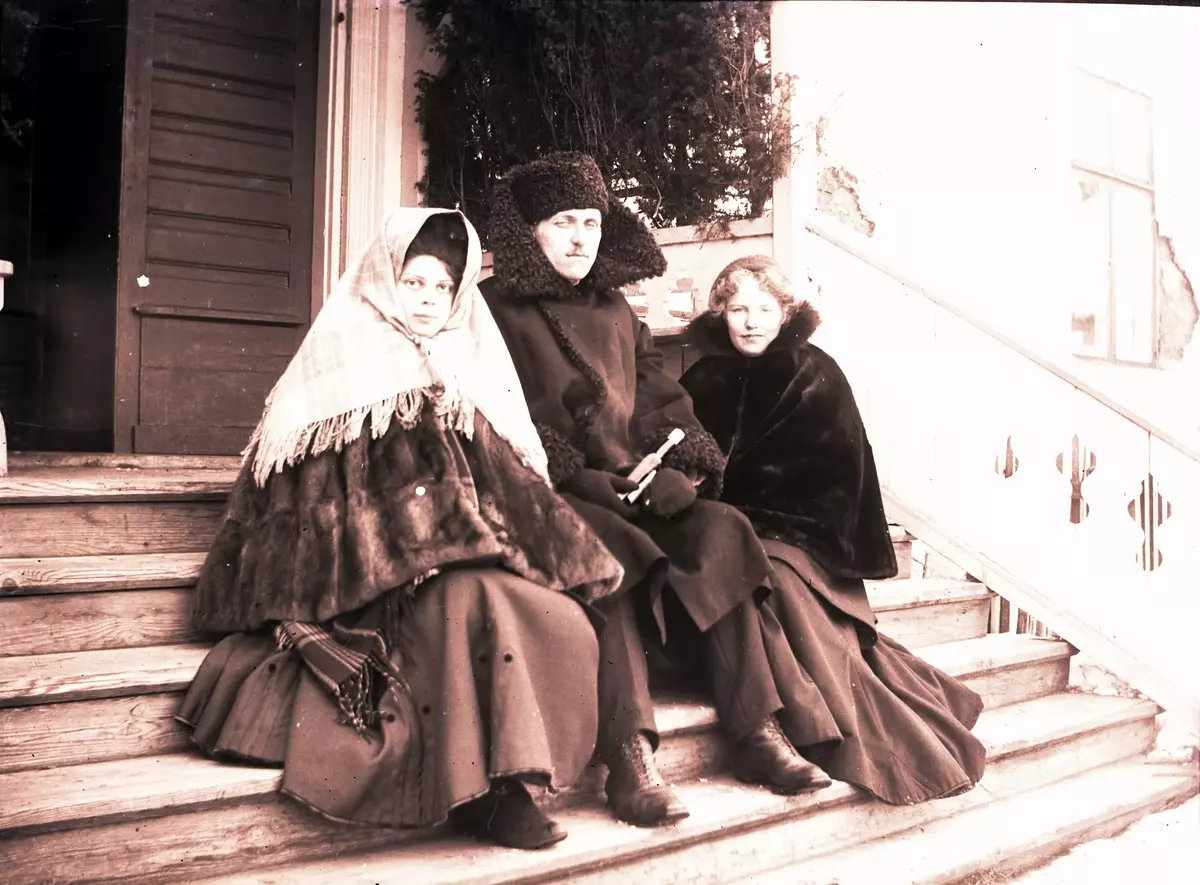 "På Ensta gästgifveri. Februari 1904."
Fotot troligen taget av Axel Pehrson som var sommargäst på Sjöstugan som låg vid Sätra äng, Danderyd.
Är detta samma byggnad som Ensta krog?