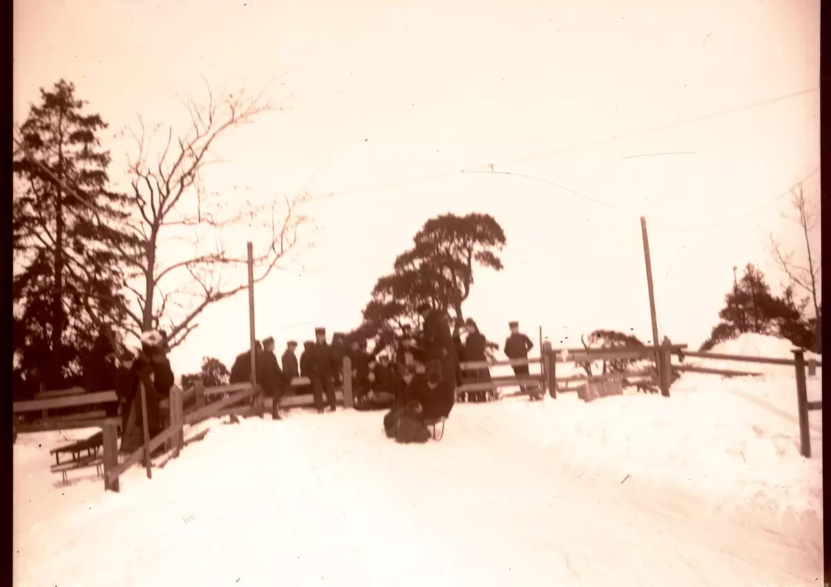 "På krönet afkälkbacken. Den 4 mars 1900. Färd från Barkaby."
Fotot troligen taget av Axel Pehrson, sommargäst vid Sjöstugan, Sätra äng, Danderyd.
