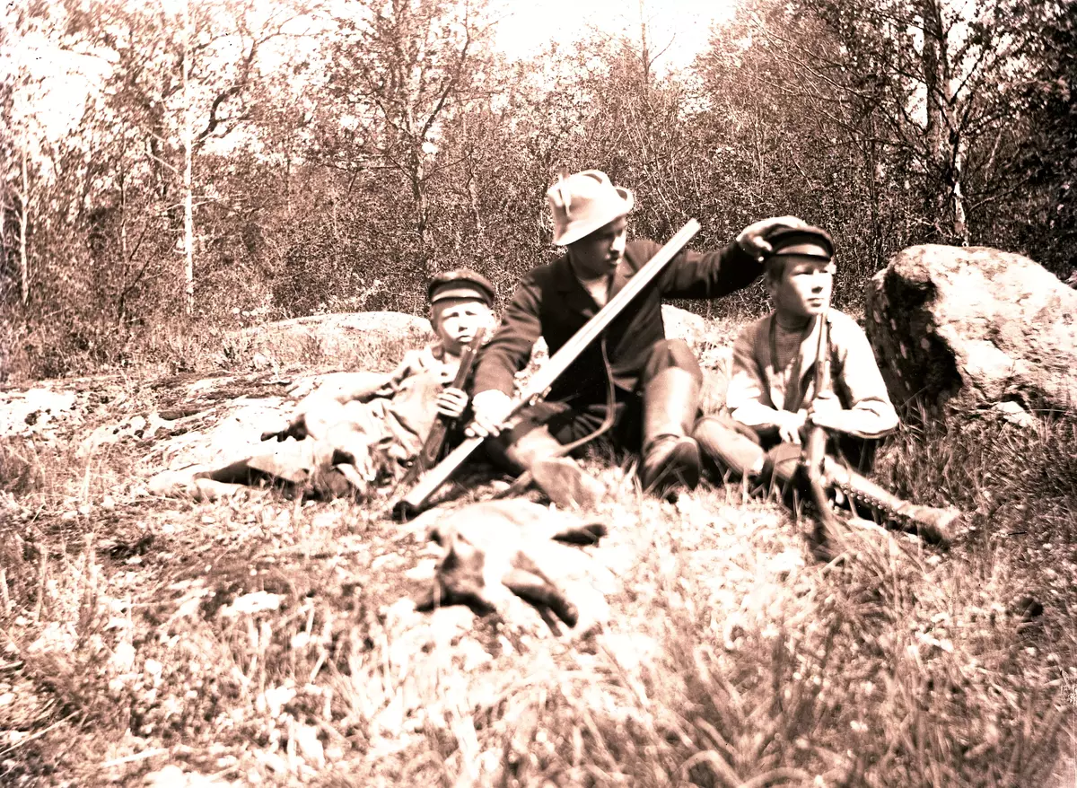 "Vi tre" med 2 skutna räfvar den 10 juni 1899."
Fotot troligen taget av Axel Pehrson, sommargäst vid Sjöstugan, Sätra äng, Danderyd.