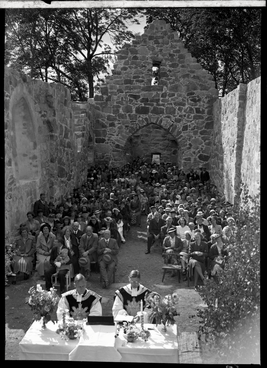 Invigningen efter renoveringen av Stora Rytterne kyrkoruin.