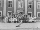 Grupporträtt framför Fullerö slott.