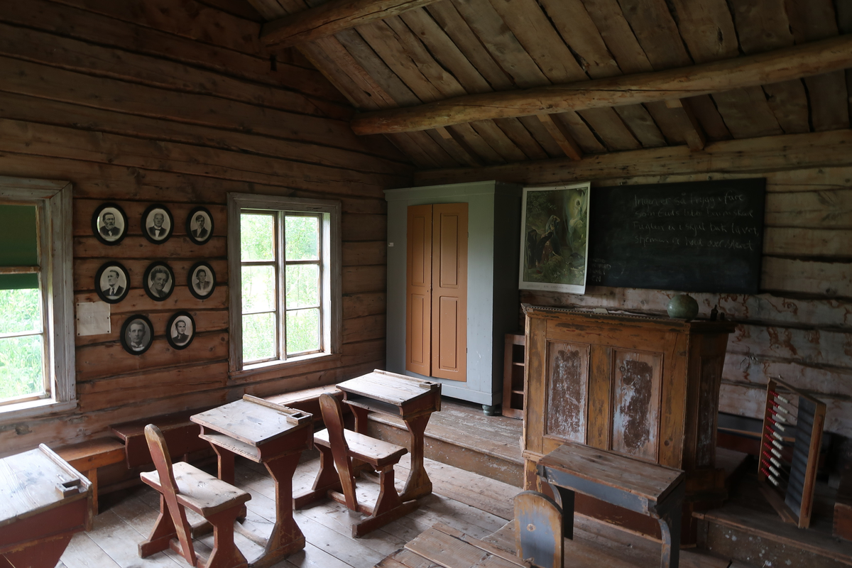 Den lille skolestua ble oppført på Nerli gård, Midtli skolekrets, i 1895. Da den senere ble tatt i bruk som bolig ble det bygd på et bislag. Skolestua ble i 1975 flytta til Bardu Bygdetun