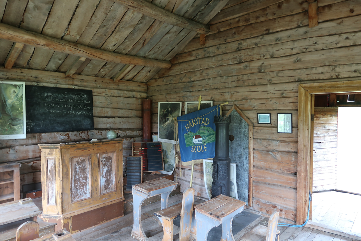 Den lille skolestua ble oppført på Nerli gård, Midtli skolekrets, i 1895. Da den senere ble tatt i bruk som bolig ble det bygd på et bislag. Skolestua ble i 1975 flytta til Bardu Bygdetun