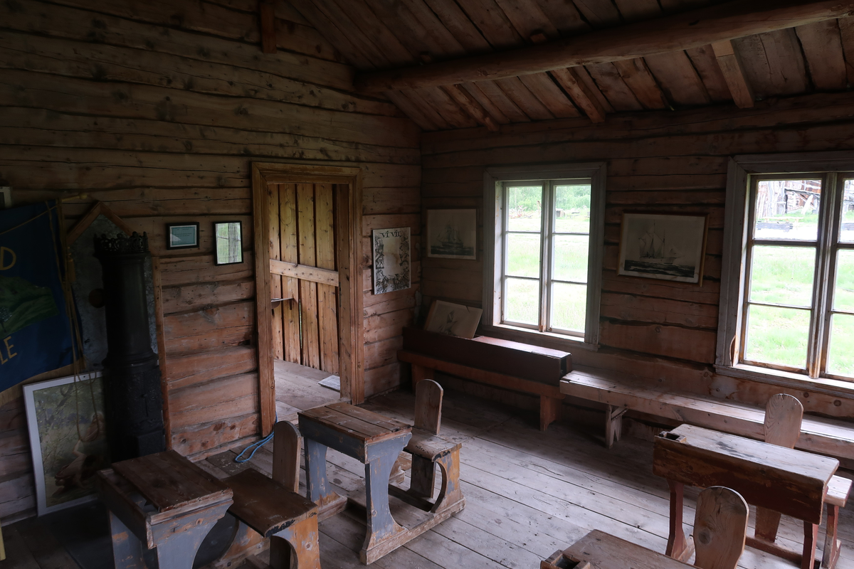 Den lille skolestua ble oppført på Nerli gård, Midtli skolekrets, i 1895. Da den senere ble tatt i bruk som bolig ble det bygd på et bislag. Skolestua ble i 1975 flytta til Bardu Bygdetun