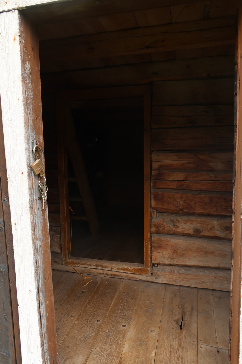 Stabburet på Lundamo ble bygd i 1868 av Morten Olsen. Stabburet er like gammelt som gården og inneholder i dag gjenstander fra hele driftsperioden. Stabburet var først og fremst en forrådsbygning hvor det ble oppbevart mat og utstyr. Innvendig trapp til andre etasje, som kunne vært brukt som overnatting for tjenestejentene på sommerstid. 