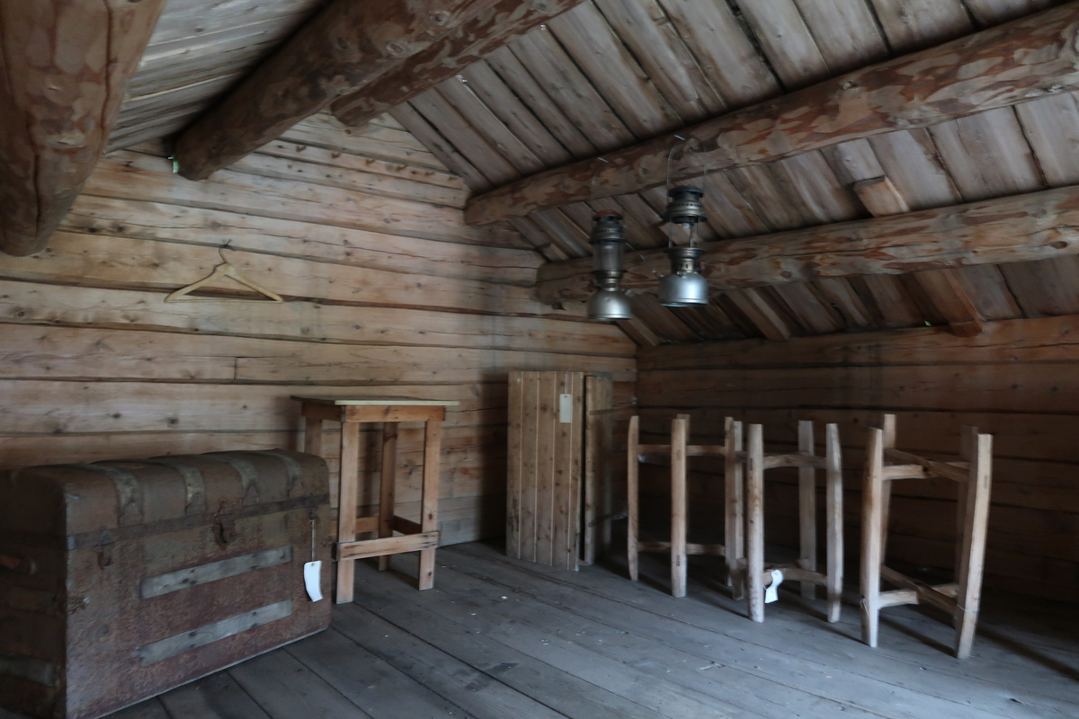 Stabburet på Lundamo ble bygd i 1868 av Morten Olsen. Stabburet er like gammelt som gården og inneholder i dag gjenstander fra hele driftsperioden. Stabburet var først og fremst en forrådsbygning hvor det ble oppbevart mat og utstyr. Innvendig trapp til andre etasje, som kunne vært brukt som overnatting for tjenestejentene på sommerstid. 